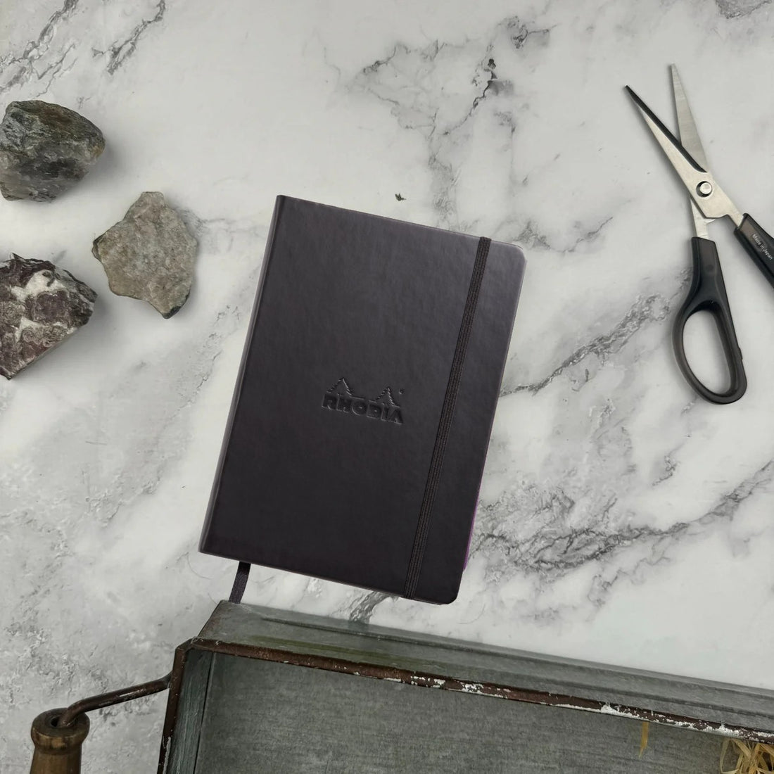 Carnet rembordé rigide ligné -noir- A5. 192 pages (14.8x21cm) RHODIA