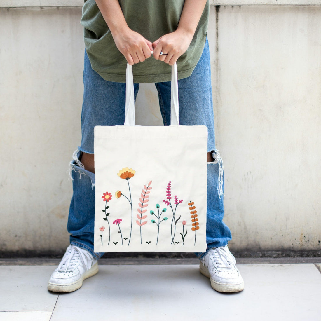 KIT DE BRODERIE – TOTE BAG FLEURS DES PRÉS PBI ART