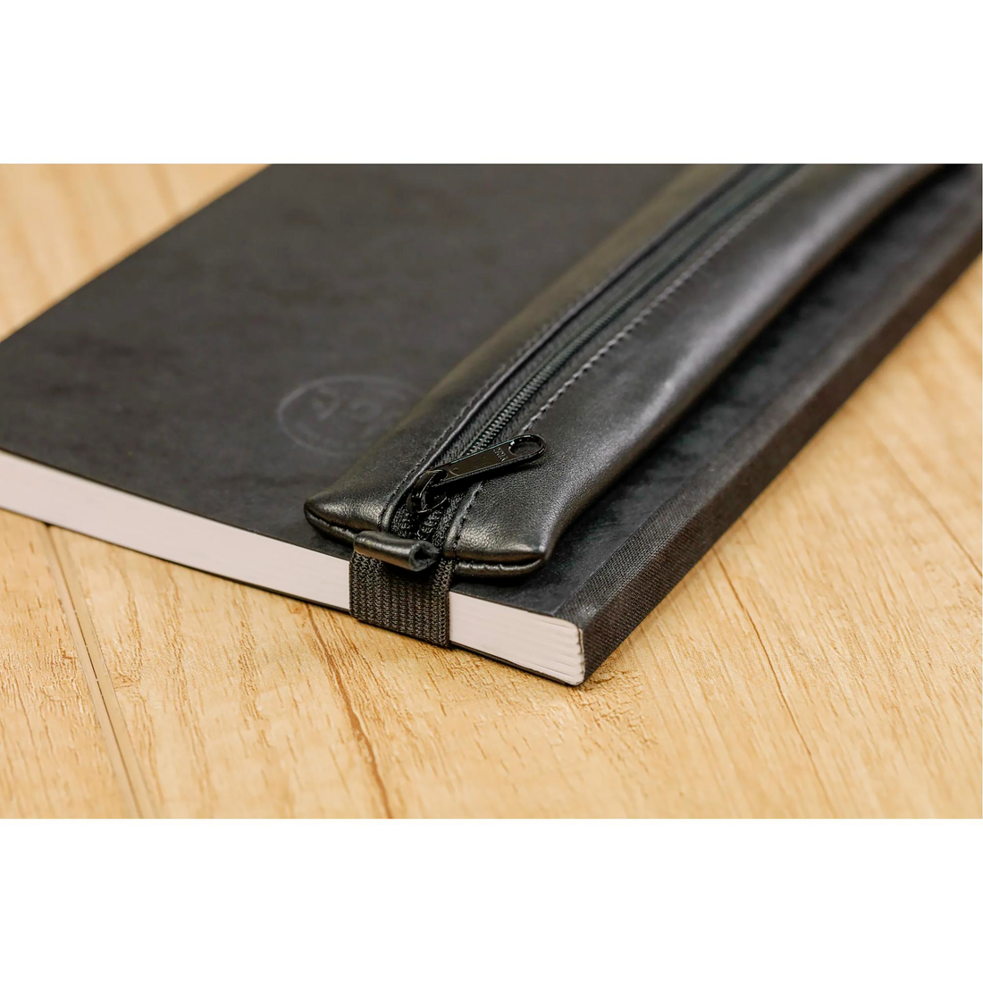 Trousse à crayons plate Age Bag en cuir pour cahier noir (20x4.5cm)