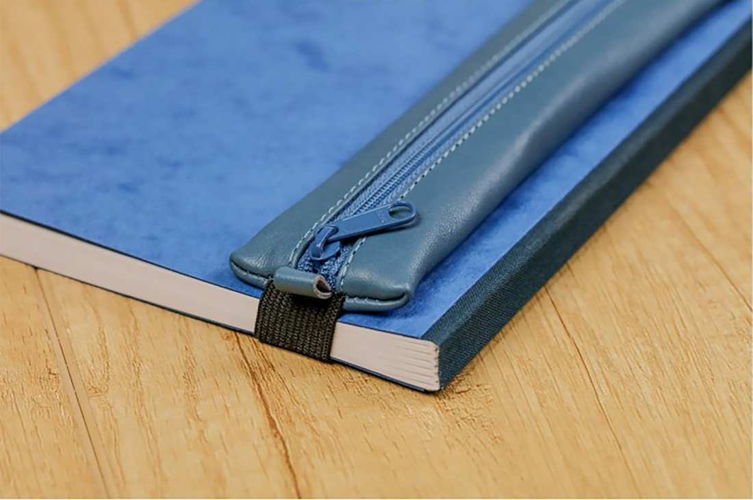 Age bag trousse plate en cuir pour cahier -bleu (20x4.5cm) CLAIREFONTAINE