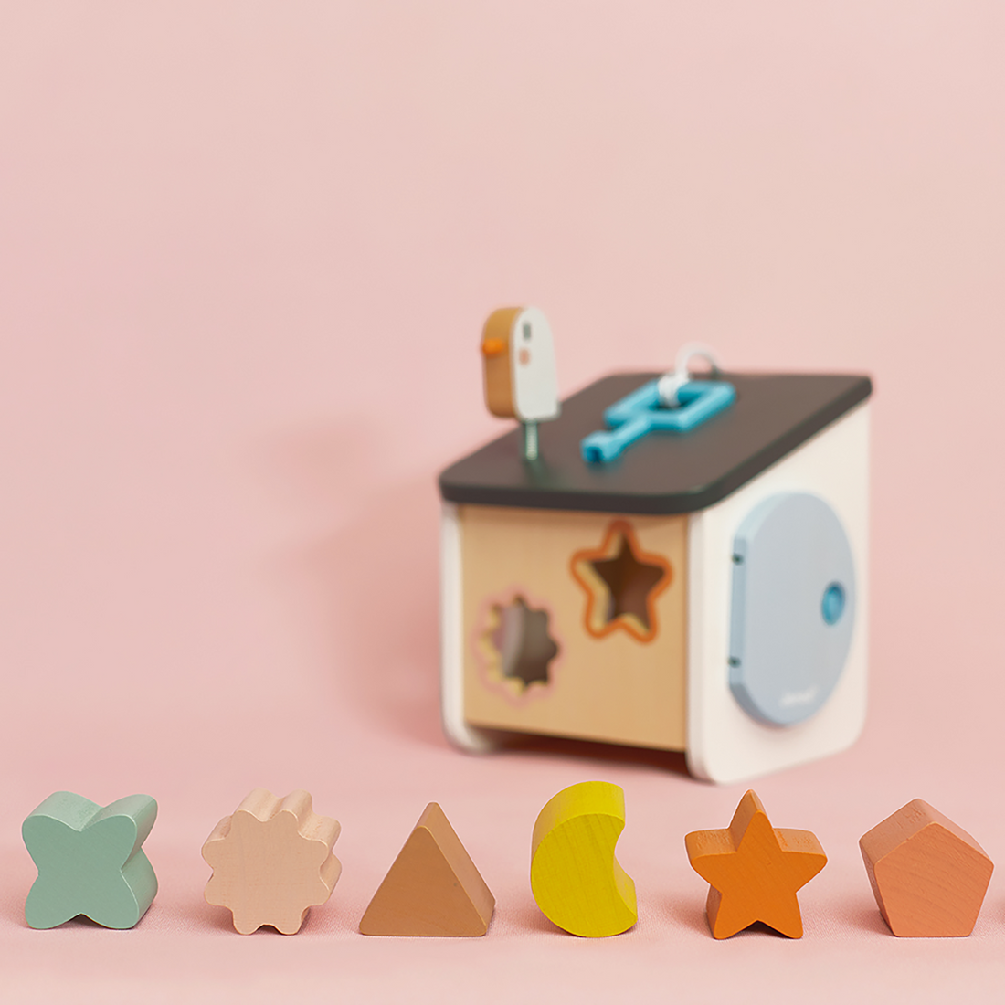 SWEET COCOON: TRIEUR DE FORMES EN CABANE D'OISEAUX JANOD