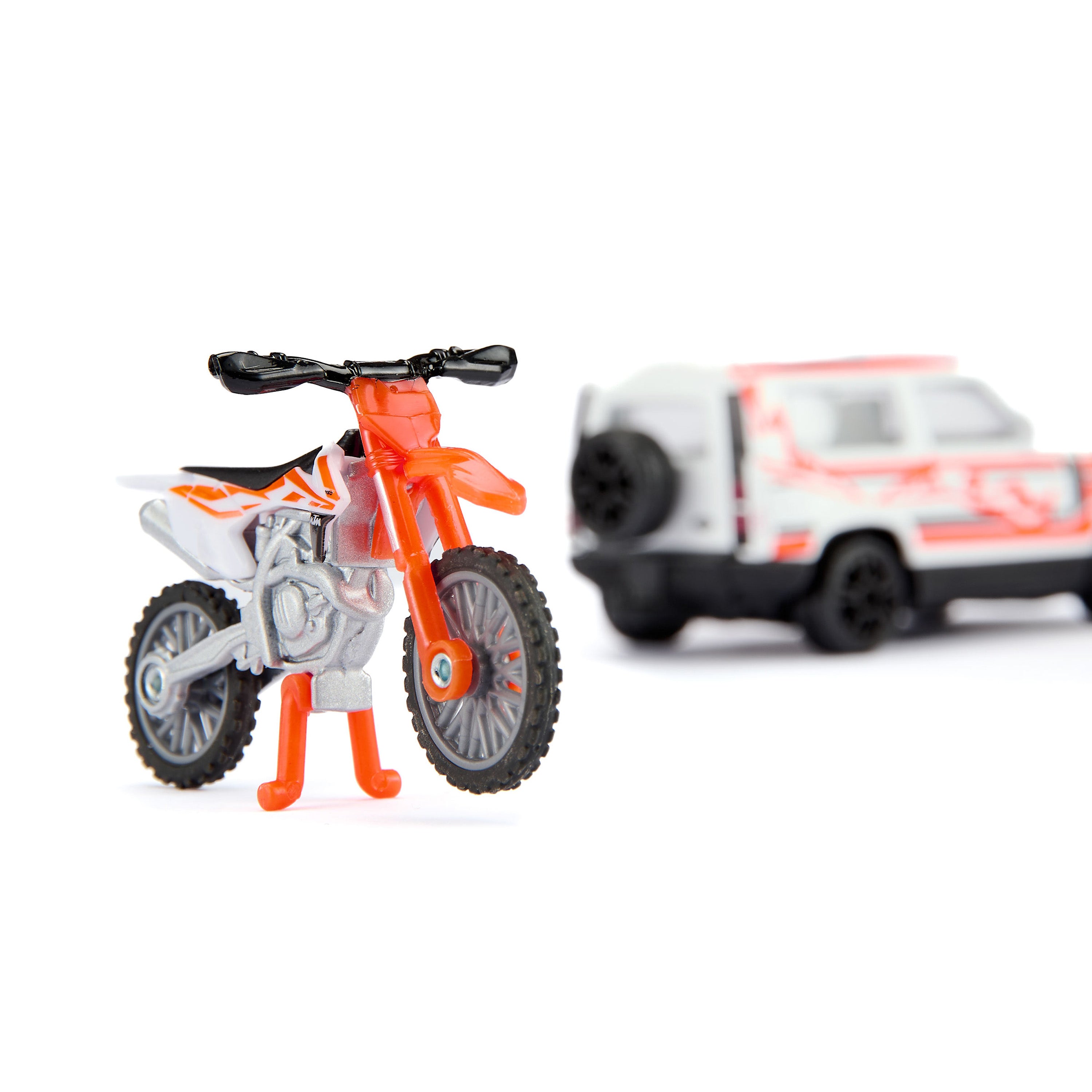 LAND ROVER DEFENDER WITH KTM MOTORBIKE