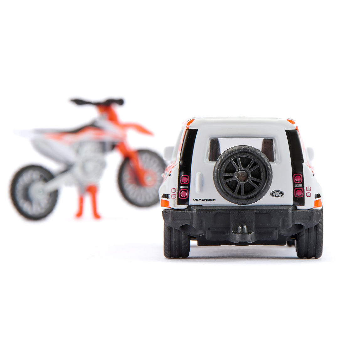LAND ROVER DEFENDER AVEC UNE MOTO KTM MOTORBIKE