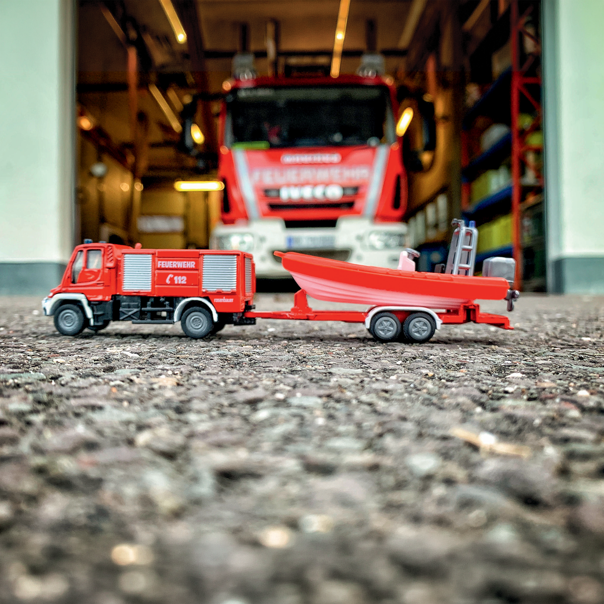 CAMION DE POMPIER AVEC BEATEAU UNIMOG - SIKU